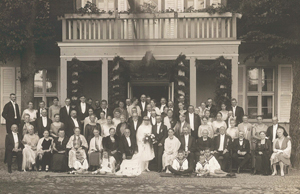 Abb. 91: September 1927: Hochzeit von Walter Gysae-Strehlow und Herta Keibel. Das Bild zeigt viele Familienmitglieder Keibel aus Ludwigsburg, Klein-Luckow, Schwarzensee, ferner Verwandte in der Uckermark, bekannte Landwirtsfamilien wie Hertz-Kleptow, Stege-Klockow, von Albedyll-Clessin, Gysae-Strehlow, Schultz-Tornow, Flügge-Blumenhagen, Jordan-Dreyershof, Neumann-Blindow, Müller-Wittenhof.
