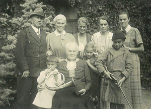 Abb. 95: Jauer am 26. September 1935: Helene Braumüller, geb. Keibel, feierte ihren 80. Geburtstag mit Fritz und Clara Julie Zahn, geb. Braumüller, deren drei Töchter Dorothea Engel, Eva Krause-Bergmann und Sophie-Charlotte Sering und den drei Urenkeln Eberhard, Christa Julie und Peter Krause-Bergmann aus Annenhof bei Sagan in Schlesien. 