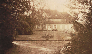 Abb. 97: Gutshaus Ludwigsburg, Parkseite, im Hochsommer 1938 