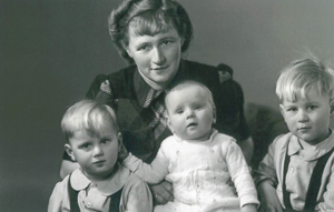 Abb. 98: Weihnachten 1944: Ursula Keibel, geb. von Baumbach (1906–1976), Tochter des Ludwig von Baumbach und seiner Ehefrau Luise von Keudell. Sie war die Ehefrau von Hans-Ludwig Keibel. Gemeinsam mit ihm bewirtschaftete sie nach der Enteignung den Pfarrhof in Weggun. Nach dem Tode ihres Mannes zog sie mit ihren Kindern Christian, Peter und Renate zu ihrer Familie nach Kirchheim in Hessen. 