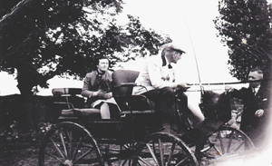 Abb. 99: Auf der Kutsche sitzen Hans Ludwig Keibel und Frau Ursula, geb. von Baumbach, im Gespräch mit Schmiedemeister Drews. 