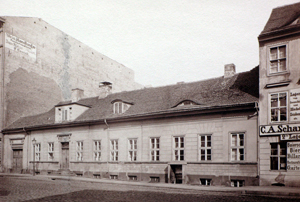 Abb. 18: Der Stammsitz der Berliner Keibels befand sich am Alexanderplatz (Alexanderstraße 41) an der Stelle, an der nach dem Zweiten Weltkrieg das Haus des Lehrers gebaut wurde. Im Jahr 1869 wurde der hier zu sehende schlichte einstöckige Bau durch einen von Gustav Knoblauch entworfenen Neubau ersetzt.