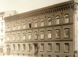 Abb. 19: Zu diesem Neubau (hier Ansichten der Straßen- und der Hofseite) nach einem Entwurf von Gustav Knoblauch gehörte, wie schon beim Vorgängergebäude, ein wunderschöner Garten. Die uckermärkischen Keibels weilten häufig in Berlin. Regelmäßig fuhren große Pferdewagen zu den Märkten, insbesondere zum Wollmarkt. Dann wurde am Alexanderplatz genächtigt und die Ware dort gelagert.