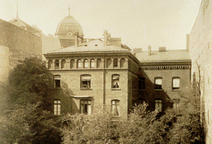 Abb. 20: Zu diesem Neubau (hier Ansichten der Straßen- und der Hofseite) nach einem Entwurf von Gustav Knoblauch gehörte, wie schon beim Vorgängergebäude, ein wunderschöner Garten. Die uckermärkischen Keibels weilten häufig in Berlin. Regelmäßig fuhren große Pferdewagen zu den Märkten, insbesondere zum Wollmarkt. Dann wurde am Alexanderplatz genächtigt und die Ware dort gelagert.