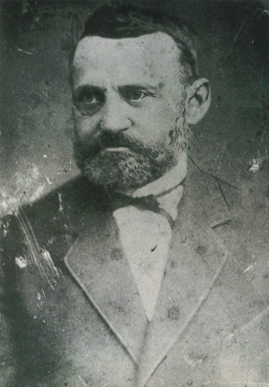 Abb. 21: Zu diesem Neubau (hier Ansichten der Straßen- und der Hofseite) nach einem Entwurf von Gustav Knoblauch gehörte, wie schon beim Vorgängergebäude, ein wunderschöner Garten. Die uckermärkischen Keibels weilten häufig in Berlin. Regelmäßig fuhren große Pferdewagen zu den Märkten, insbesondere zum Wollmarkt. Dann wurde am Alexanderplatz genächtigt und die Ware dort gelagert.