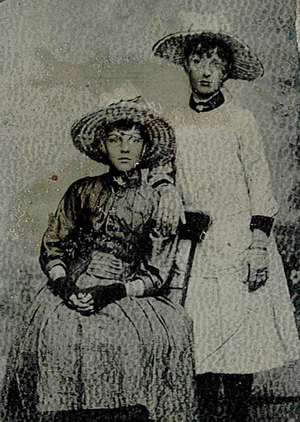 Abb. 29: Damme 1850, Zwei Schwestern, die lebenslang innig verbunden waren und das auf ihre Nachkommen übertrugen: Sitzend die 16-jährige Julie Lindenberg, später vermählte Keibel-Ludwigsburg, stehend die elfjährige Ottilie Lindenberg, die von ihren Großeltern das Rittergut Tornow erbte und den Landwirt Emil Schultz heiratete. Der Vater der beiden, Ferdinand Lindenberg, Amtmann und Rittergutspächter zu Damme, hatte in seiner dritten Ehe noch 13 Kinder.