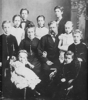 Abb. 33: Emil Schultz-Tornow und Ottilie, geb. Lindenberg, mit ihren neun Kindern