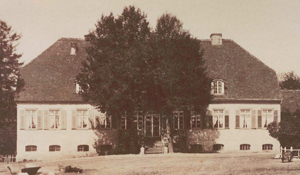 Abb. 38: Das Gutshaus Schwarzensee bei Strasburg, nach der Enteignung als Lehrlingswohnheim genutzt, wurde Anfang der 1990er Jahre abgerissen.