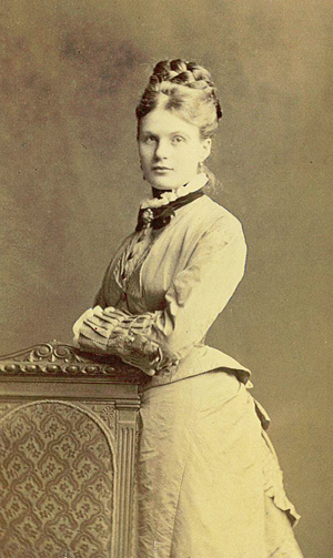 Abb. 43: Helene Julie Keibel (1855–1936), heiratete nach Schlesien, den Oberstleutnant Paul Braumüller (1844–1917). Das Ehepaar lebte mit ihrer einzigen Tochter Clara Julie, vermählte Zahn, in Jauer in Schlesien.