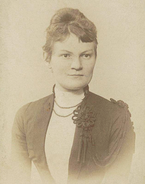 Abb. 47: Agnes Julie Keibel (1864–1936), heiratete den Pfarrer zu Schönfeld, Carl Boll (1860–1921). „Pastor Boll“ hatte in Leipzig, Nürnberg, München und in den USA Theologie studiert. Er war ein Unikum und noch bis in die 1980er Jahre erzählten alte Schönfelder Anekdoten von ihm. Nach ihm heißen der „Boll-Teich“ und der „Boll-Garten“ in Schönfeld. Karl und Agnes Boll schrieben die Chronik über Ludwigsburg und zahlreiche andere historische Veröffentlichungen. Sie überlebten beide ihre fünf Kinder. Erbin wurde ihre Großnichte und Patenkind Eva Krause-Bergmann, geb. Zahn.