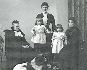 Abb. 50: Vier Generationen auf einem Bild: Im Frühsommer 1904, wenige Wochen vor ihrem Tod, besucht Julie Keibel ihre schlesischen Kinder. Dabei entsteht dieses Bild mit ihrer Tochter Helene Julie Braumüller, ihrer Enkeltochter Clara Julie Zahn, geb. Braumüller, und ihren Urenkelinnen Sophie Charlotte (später vermählte Sering in Glatz) und Eva (später vermählte Krause-Bergmann in Annenhof). Die Nachkommen der beiden zuletzt Genannten spendeten der Kirchengemeinde Schönfeld nach dem Mauerfall den Kaufpreis von Ludwigsburg.
