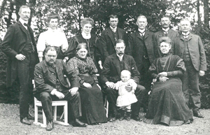 Abb. 54: Ludwigsburg im Sommer 1905: Im Vorfeld der Einweihung des Schulhauses weilte der Regierungsrat von Bardeleben in Ludwigsburg. Hintere Reihe v.l.n.r.: Herr von Bardeleben, Sohn von Clara Keibel, das französische Kindermädchen in Ludwigsburg, Helene Braumüller, geb. Keibel, der Inspektor, Paul Braumüller, Georg Keibel, Franz Lindenberg. Vordere Reihe: Max Keibel, Fräulein Moldenhauer (die frühere Pensionsmutter in Prenzlau weilte häufig in Ludwigsburg), Hans Keibel mit Tochter Herta, Martha Schröder-Kraatz, geb. Flügge-Blumenhagen, Tochter von Elise Flügge.