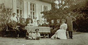 Abb. 55: Am 50. Geburtstag von Hans Keibel am 26. Juni 1908 versammelten sich in Ludwigsburg viele Familienmitglieder und Freunde der Familie. Das Bild zeigt sämtliche Geschwister von Hans Keibel, teilweise mit Ehepartnern, die drei Kinder von Hans, deren französisches Kindermädchen, sowie die Nichte Gertrud und den Neffen Werner Boeck. Die „Werner und Marie-Luise Boeck-Stiftung“ fördert u. a. den Internationalen Malchower Kirchenpreis und den Ausbau des Ludwigsburger Gutshauses zu einem Evangelischen Seniorenzentrum.