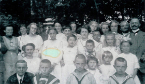 Abb. 60: Im Ludwigsburger Park 1913: Familientreffen der Nachkommen der beiden Schwestern Julie Keibel-Ludwigsburg und Ottilie Schultz-Tornow 