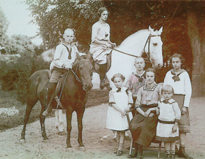 Abb. 62: Sommer 1914 im Ludwigsburger Park: Hans-Ludwig Keibel, links auf dem Pferd, mit seinen Schwestern (vorn) und seinen schlesischen Cousinen und Cousins 
