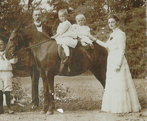 Abb. 70: Hans Keibel (1858–1938), dritter Rittergutsbesitzer auf Ludwigsburg (1894–1930), Patron der Kirche Baumgarten und Mitglied des Gemeindekirchenrates, Inhaber zahlreicher Ehrenämter im Kreis Prenzlau, mit seiner Ehefrau Wanda, geb. Siebenbürger (1876–1946), und ihren drei Kindern: Hans-Ludwig, Herta und Ursula