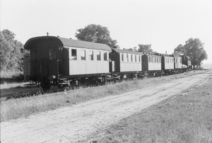 Abb. 73: Die Lokomotive 92 6377 (mit Zug 1223 am 23. September 1958 im Bahnhof Prenzlau) und ein Personenzug mit Güterbeförderung Pmg 1223 von Prenzlau nach Klockow (mit Zuglok ist 92 6276 am 24. Juni 1960 in Schenkenberg). Seitdem 1. November 1915 war die Strecke für den Güterverkehr freigegeben, offiziell seit dem 1. November 1917 auch für den Personenverkehr. Die 15 km lange Strecke Prenzlau–Wittenhof–Schenkenberg–Ludwigsburg–Kleptow–Klockow wurde am 1. Juni 1970 stillgelegt. In den Jahren 1971/72 ist sie aufgrund von Bauarbeiten in Klockow noch einmal „sporadisch” in Gang gesetzt worden.