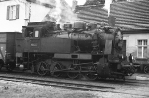 Abb. 74: Die Lokomotive 92 6377 (mit Zug 1223 am 23. September 1958 im Bahnhof Prenzlau) und ein Personenzug mit Güterbeförderung Pmg 1223 von Prenzlau nach Klockow (mit Zuglok ist 92 6276 am 24. Juni 1960 in Schenkenberg). Seitdem 1. November 1915 war die Strecke für den Güterverkehr freigegeben, offiziell seit dem 1. November 1917 auch für den Personenverkehr. Die 15 km lange Strecke Prenzlau–Wittenhof–Schenkenberg–Ludwigsburg–Kleptow–Klockow wurde am 1. Juni 1970 stillgelegt. In den Jahren 1971/72 ist sie aufgrund von Bauarbeiten in Klockow noch einmal „sporadisch” in Gang gesetzt worden.