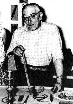 Abb. 1: Portrait von Gerhard Peters, vermutlich um 1960 in seiner Ausstellung (heute Bauernmuseum Blankensee) in Blankensee bei Berlin.