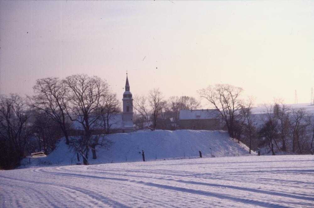 Abb. 8: Burgwall und Zehrener Kirche (im Hintergrund)