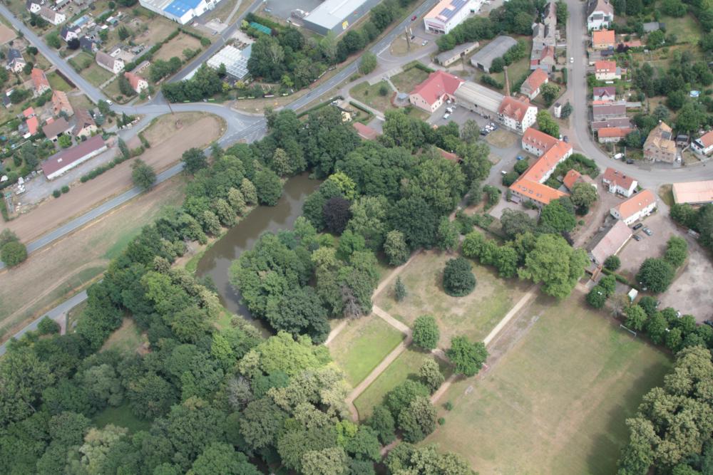 Abb. 13: Vom Schlossgebäude zeugt nur noch ein „Schutthügel“ (Bauminsel in der Bildmitte auf Rasenfläche), der in den historischen Park eingebettet ist.
