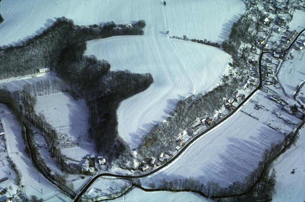 Abb. 2: Die winterliche Luftaufnahme illustriert eindrucksvoll die markante Spornlage des Burgberges.
