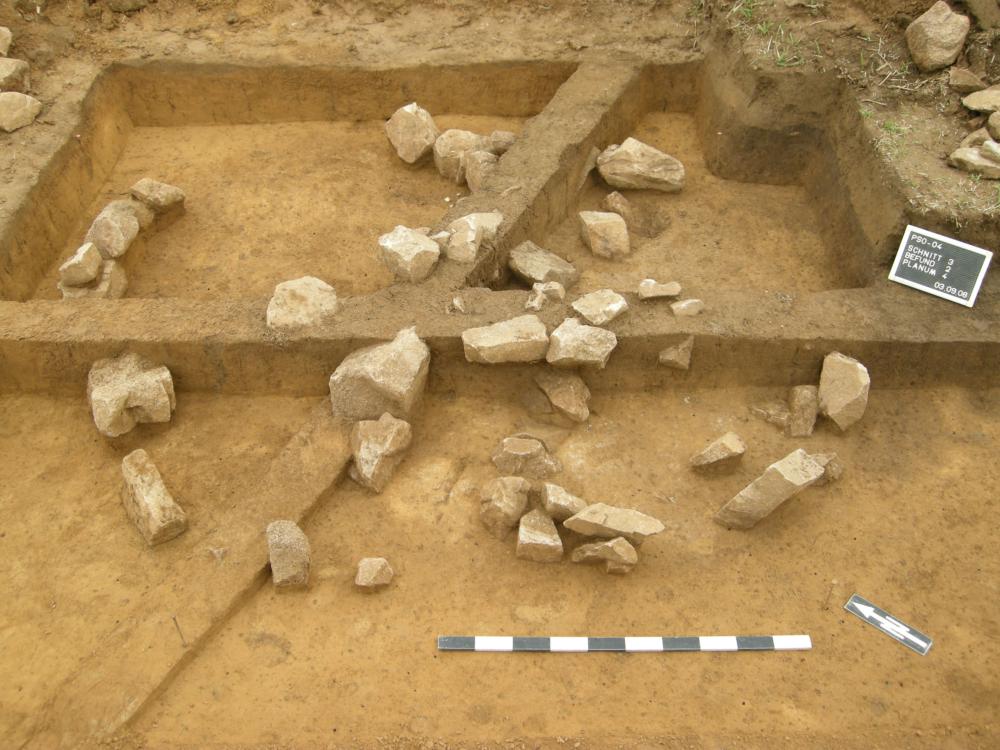 Abb. 4: Es ist dieser Steineinfassung bzw. -packung zu verdanken, dass das ältereisenzeitliche Kammergrab (s. Titelbild) noch fast ungestört angetroffen wurde