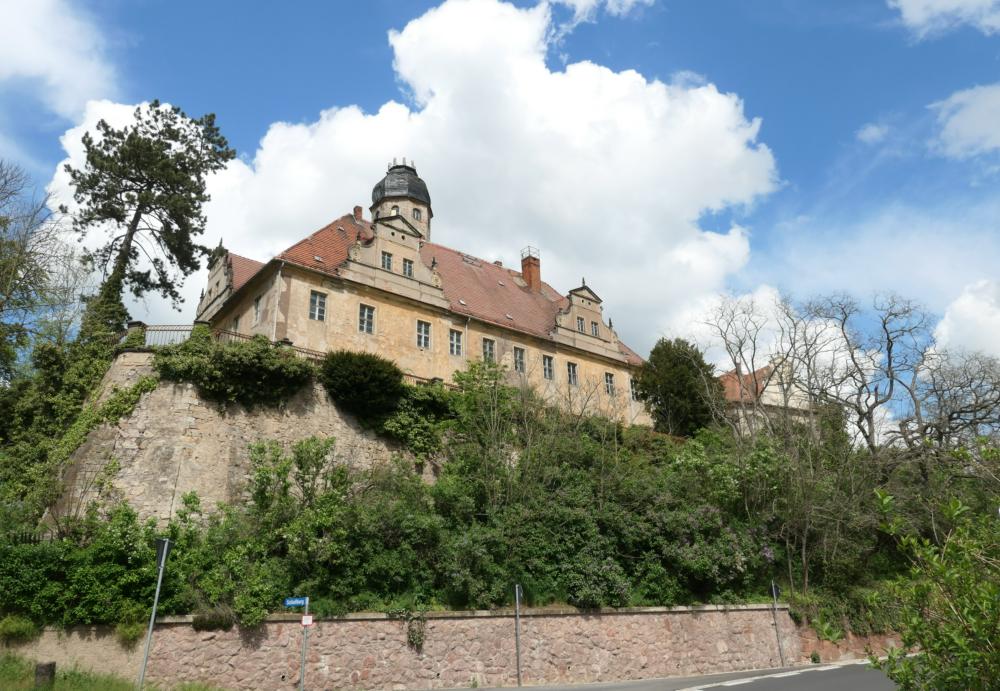 Abb. 10: Hohe Stützmauern tragen das Schloss und die Großterrasse davor und lassen Schloss Schieritz gewaltig in der Landschaft erscheinen. Das Besondere des Schlossgrüns ist, dass es sich fast nur auf mehr oder weniger großen Terrassen und dem Hof verteilt.